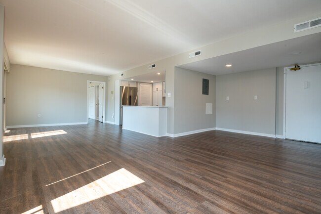 Building Photo - 1300 Army Navy Dr