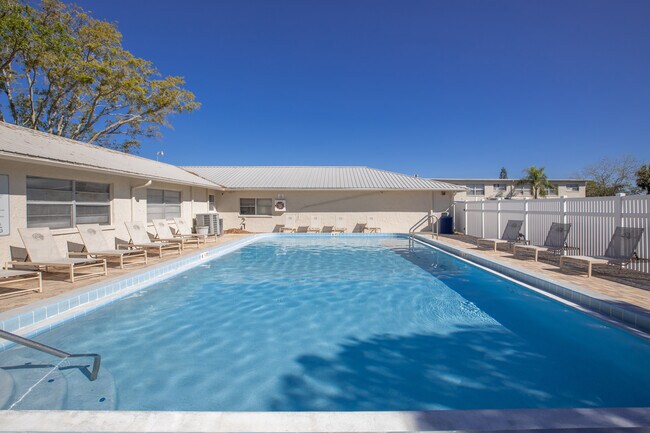 Piscina reluciente - Armature Lake Apartments