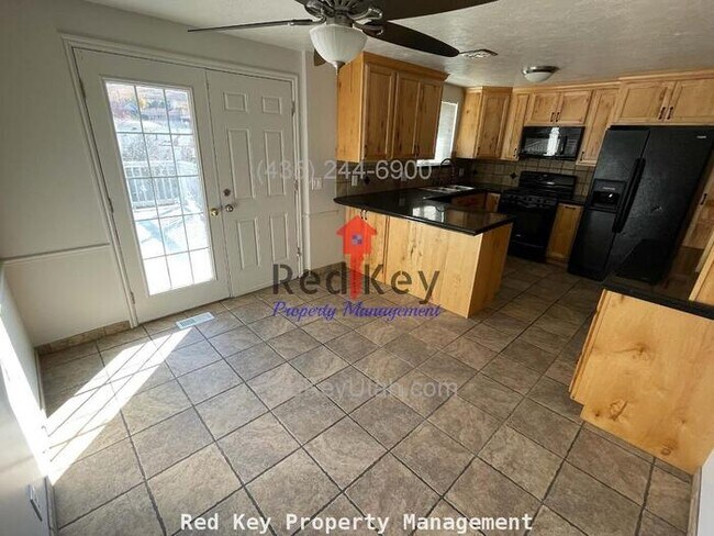 Foto del edificio - Upland Dr. Upper Unit Duplex.