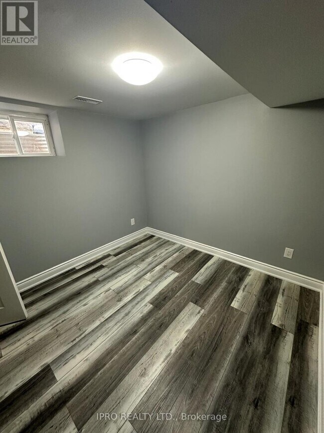 Building Photo - 1412 Sycamore Garden