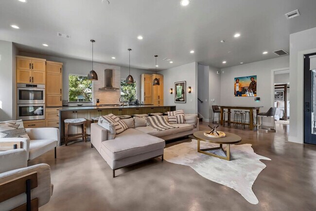 Foto del edificio - 2414a Kinney Rd