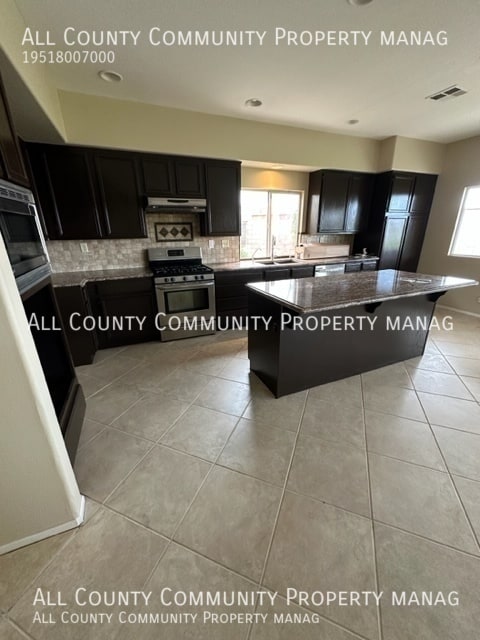 Building Photo - 8 Bedrooms and 5 Bathrooms in the Temecula...