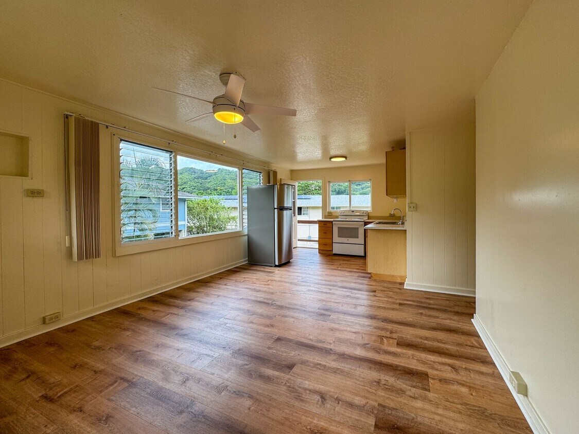 Foto principal - AVAILABLE NOW. 2BD/1BA/2PKG. Upstairs unit...