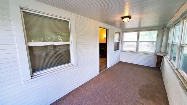 Building Photo - $995 | 2 Bedroom, 1 Bathroom House | Pet F...