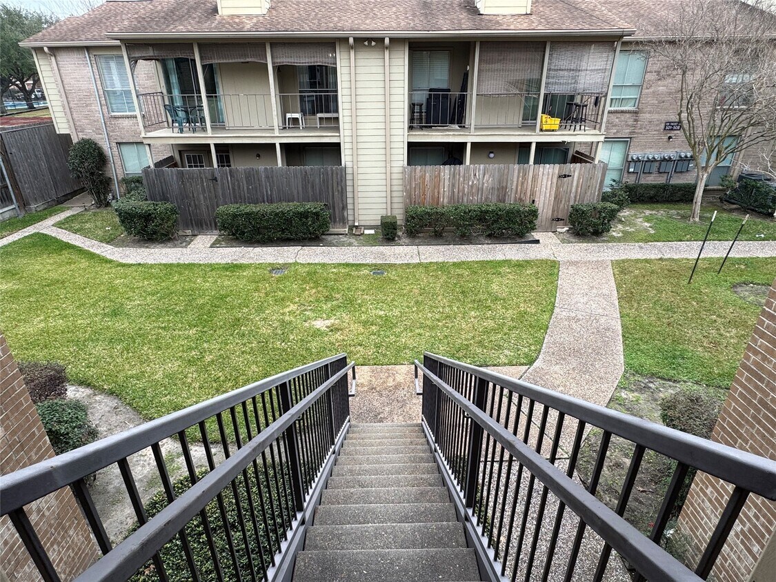 Building Photo - 700 Thicket Ln