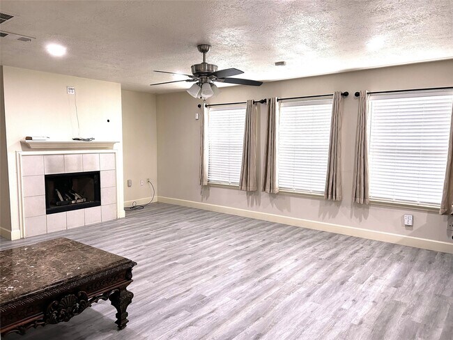 Foto del edificio - 6005 Chatham Woods Dr