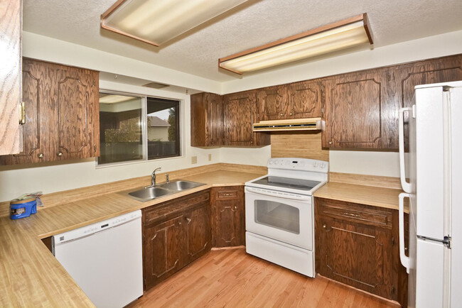 Building Photo - 3 Bedroom 2 Bathroom home in SW Boise