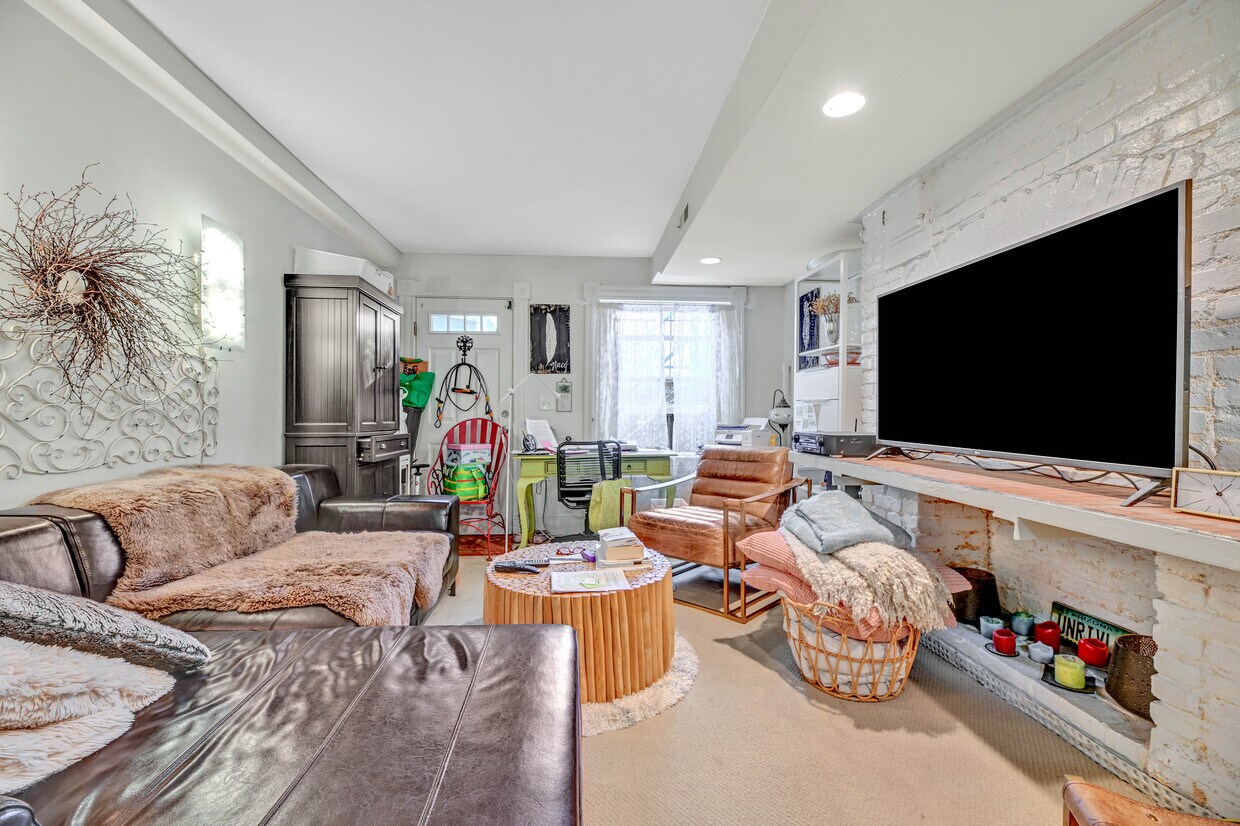 Primary Photo - 2141 N St NW