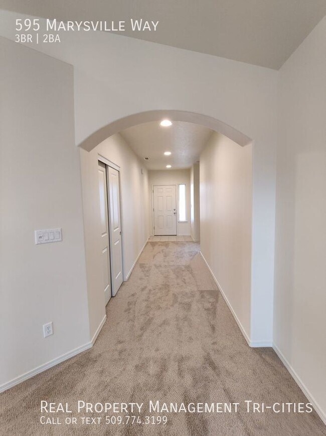 Building Photo - Newer Home in South Richland