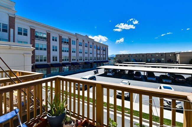 Foto del edificio - Stunning Townhome in Central Murray Location!