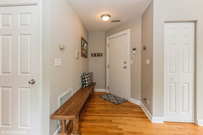 Building Photo - 2924 W Berteau Ave