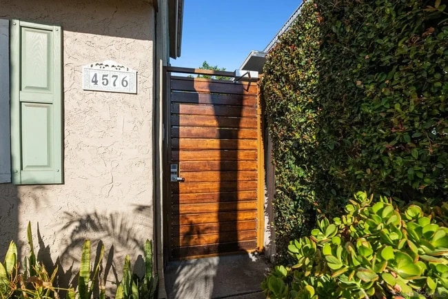 Front entrance - 4576 Hawley Blvd