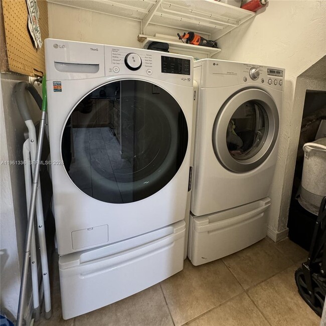 Building Photo - 4028 SW 67th Terrace