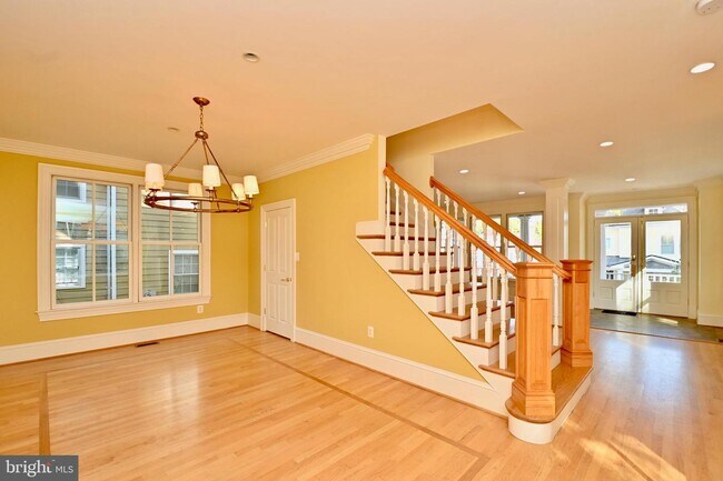 Building Photo - 35 E Linden St