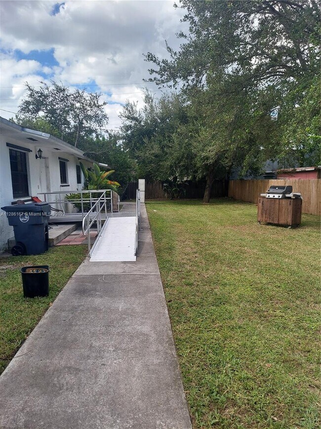 Foto del edificio - 5731 SW 26th St