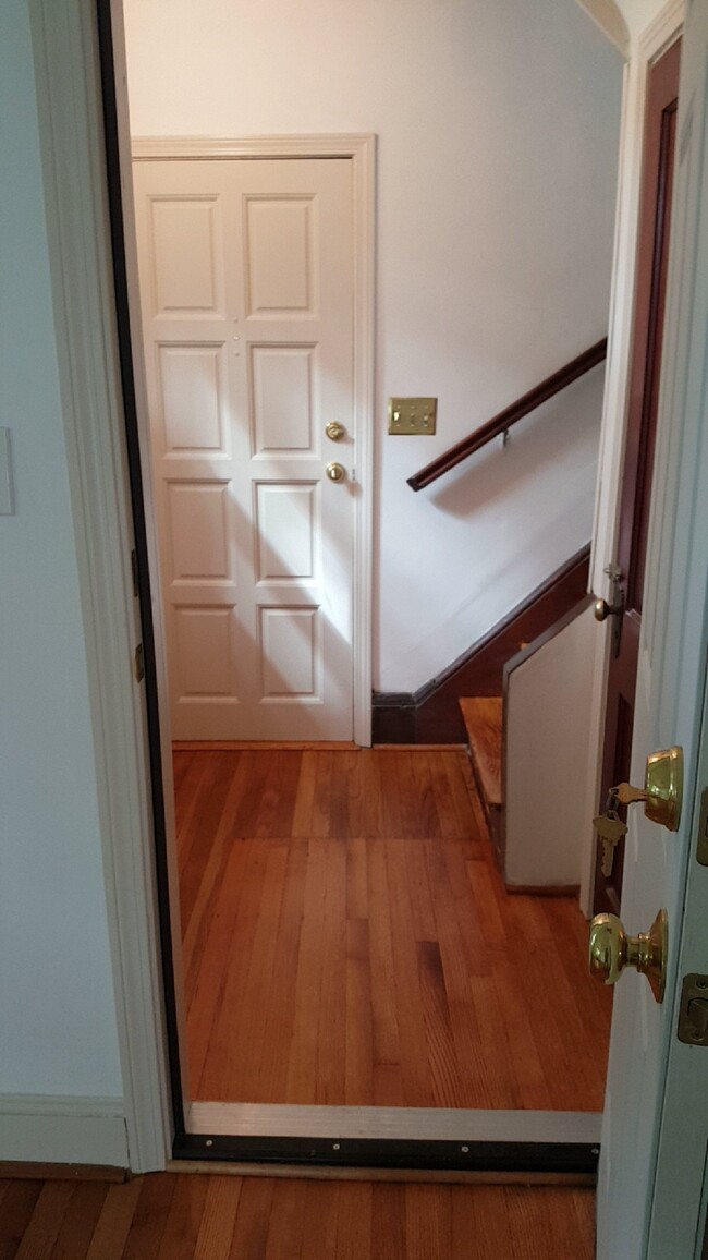 entry - 344 Ellsworth St
