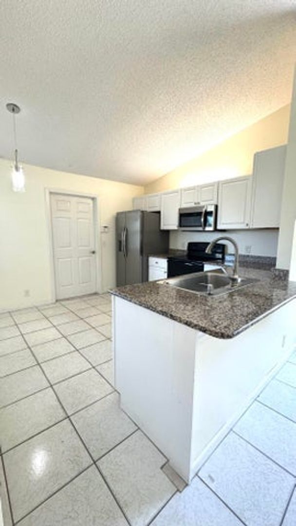 Building Photo - 5149 El Claro Cir