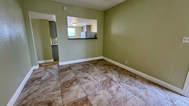 Building Photo - Renovated 1-bedroom attached studio with private entrace, ready for immedate move-in.