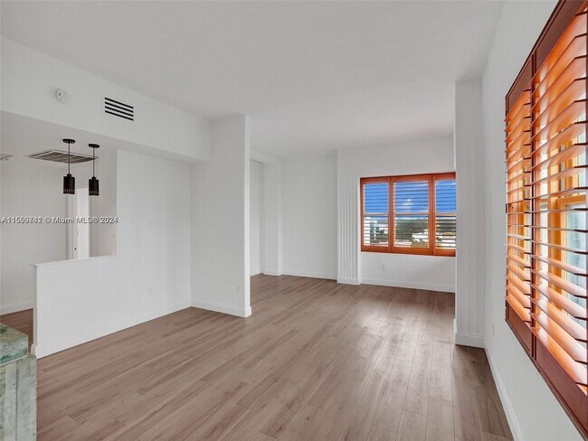 Foto del edificio - 2421 Lake Pancoast Dr