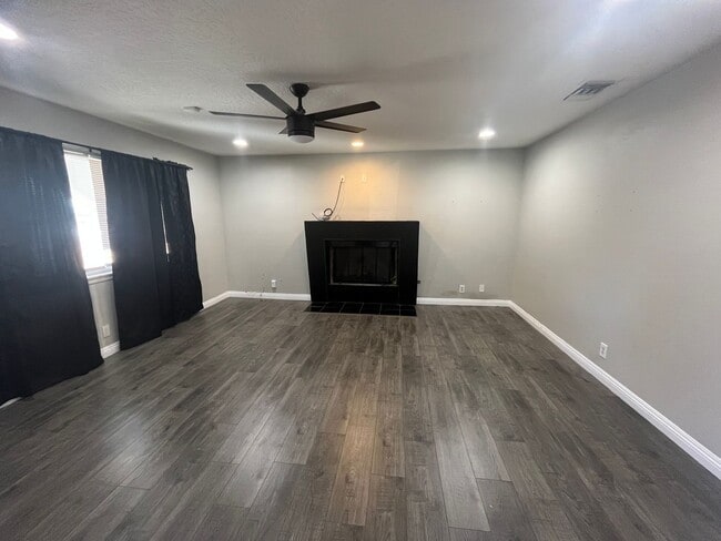 Building Photo - Beautiful Home available now