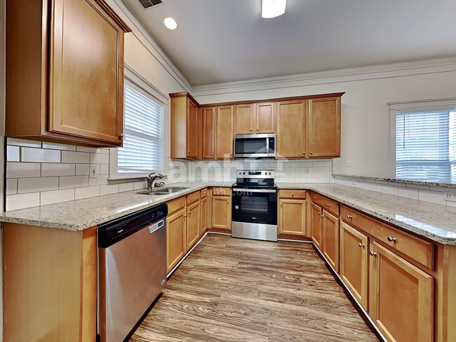 Building Photo - 206 Hydrangea St