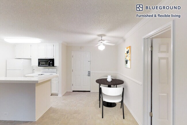 Foto del edificio - 555 W Middlefield Rd