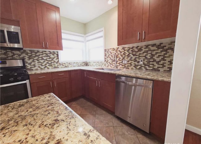 Foto del edificio - 6129 Myrtle Avenue