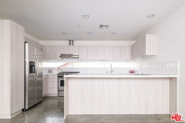 Foto del edificio - 660 Rose Ave