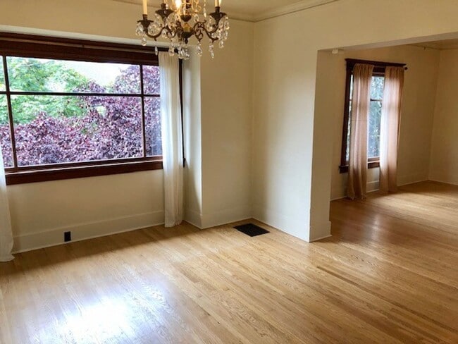 Building Photo - Queen Anne Home