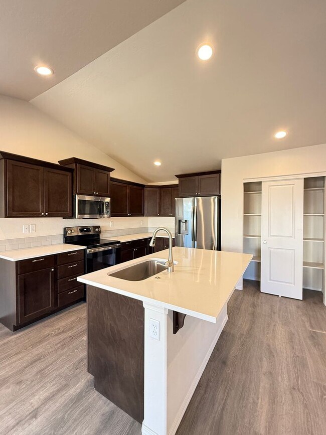 Foto del edificio - Charming 3 Bed / 2 Bath Home in Delta Estates – Medford