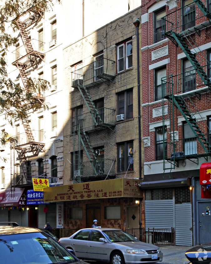 Building Photo - 17 Monroe St