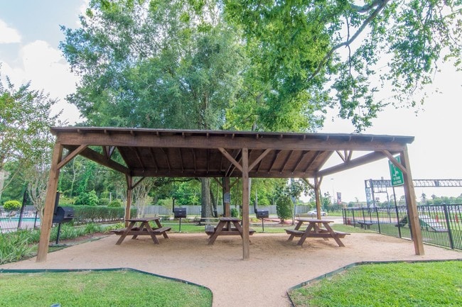 Zona de barbacoa y picnic - Deerbrook Forest