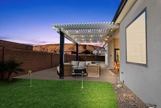 Building Photo - "Beautiful 4-Bed Oasis with 2.5 Baths in Serene Dixie Springs Community"