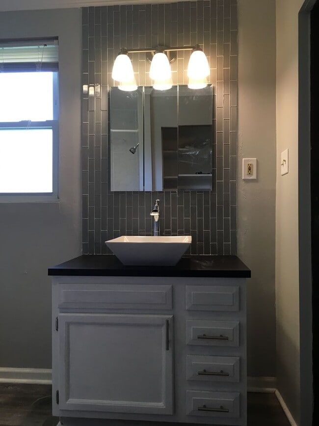 Building Photo - Secret room with 3 bedroom 1 bath deck and...