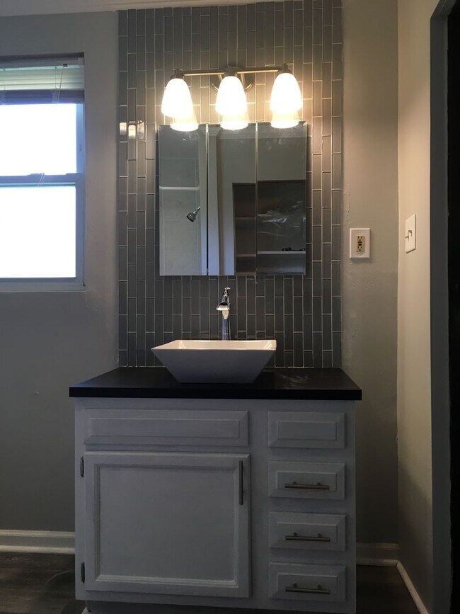 Foto del edificio - Secret room with 3 bedroom 1 bath deck and...