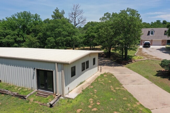 Building Photo - 8000 N Harrah Rd