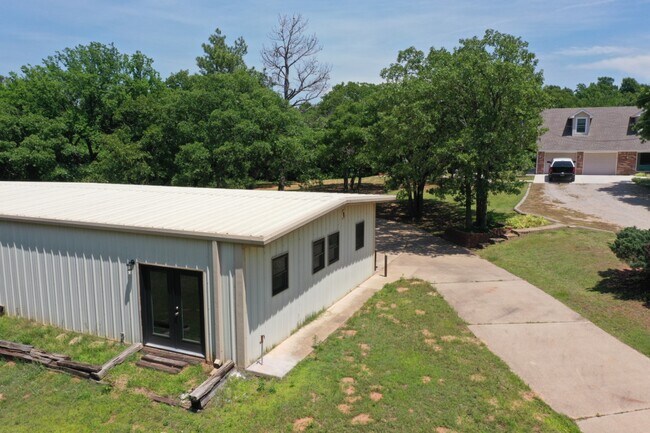 Foto del edificio - 8000 N Harrah Rd