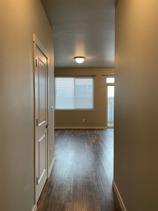 Building Photo - Goregous 3 Bedroom Home Ready for Hot Summ...