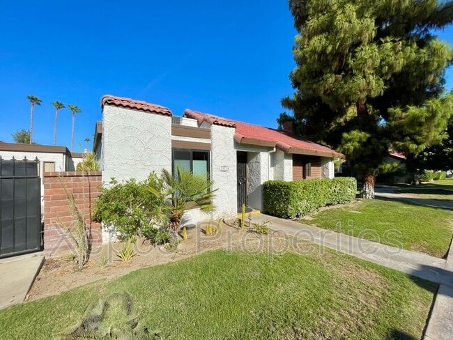 Building Photo - 2353 E Miramonte Cir