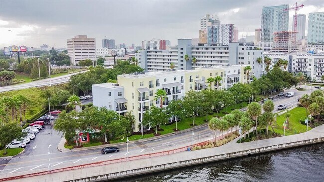 Foto del edificio - 1501 Doyle Carlton Dr