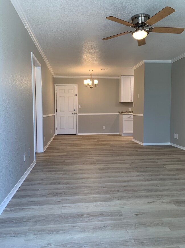 Living/Dining - 251 N Moore Ave