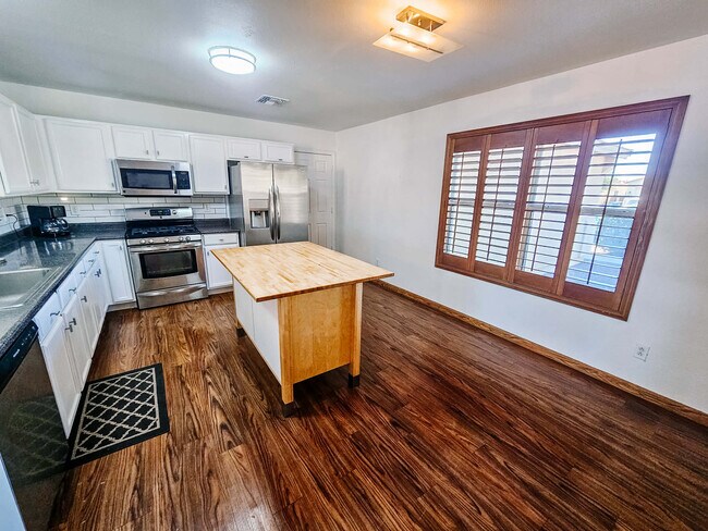 Building Photo - 3552 N Riverhaven Dr