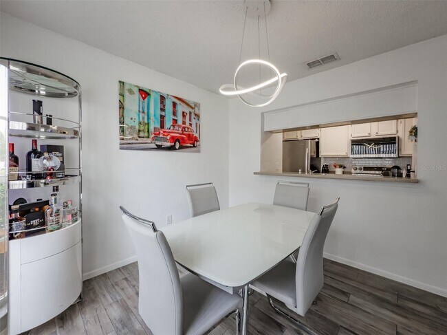 Foto del edificio - 724 Kensington Lake Cir