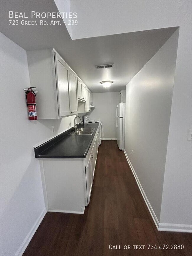 Building Photo - 723 Green Rd