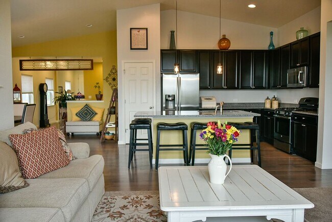 Foto del edificio - Great 3 Bed / 3 Bath with Garage! Open Floor Plan with Upgrades!