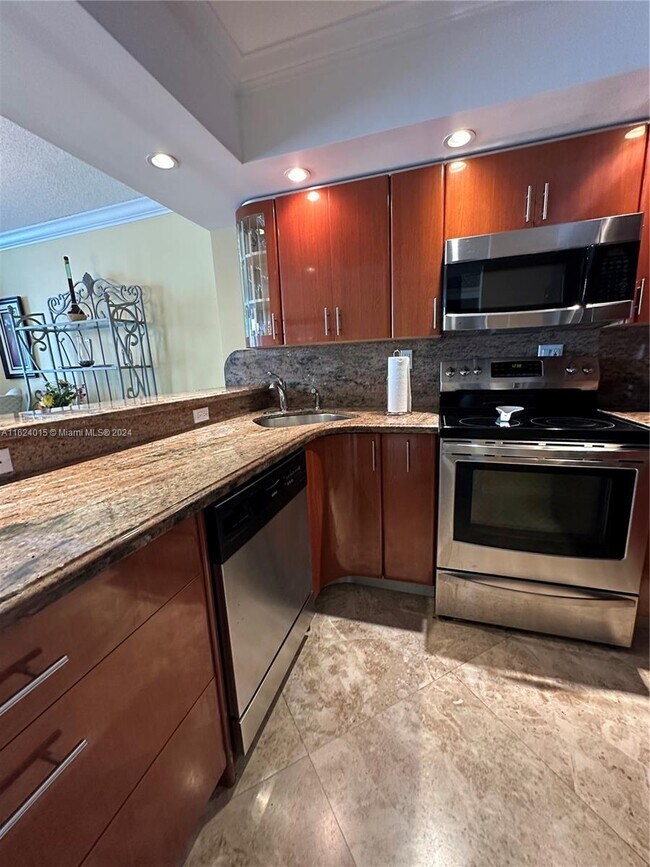 Building Photo - 2030 S Ocean Dr