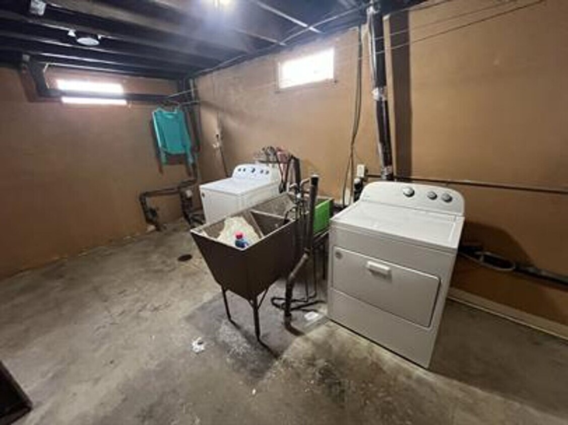 Building Photo - 5 bedroom/ 2 bath home within walking distance to BSU