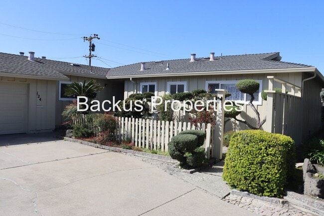 Foto del edificio - Wonderful three bedroom home in Monterey Park area of South Salinas