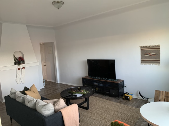 Building Photo - 2541 S Burnside Ave