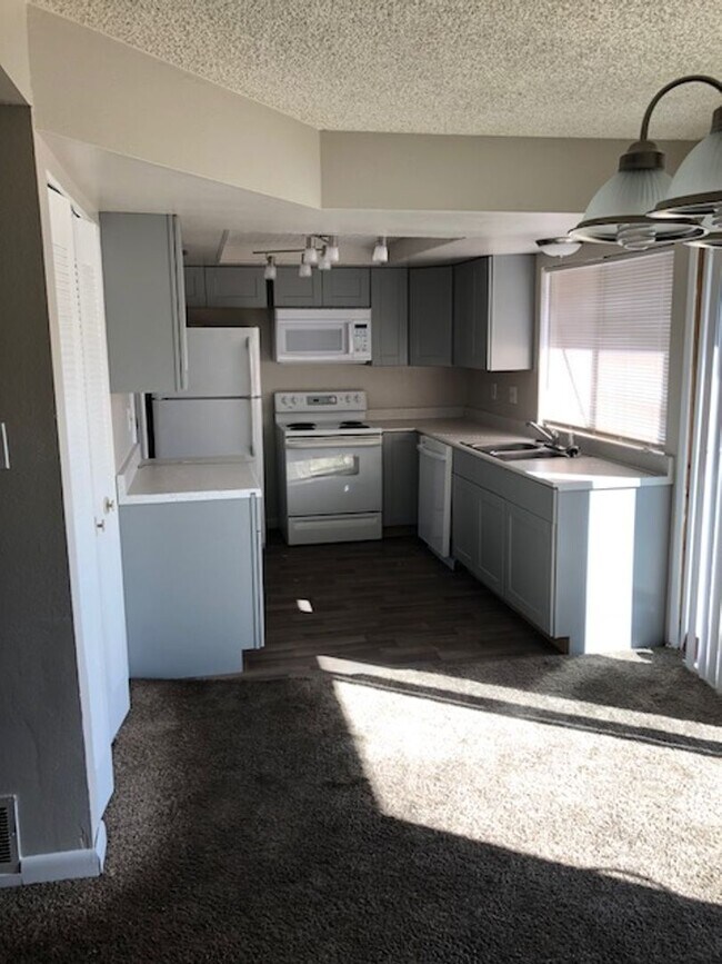 Building Photo - Newly Remodeled 4 bedroom 2.5 bathroom Tow...